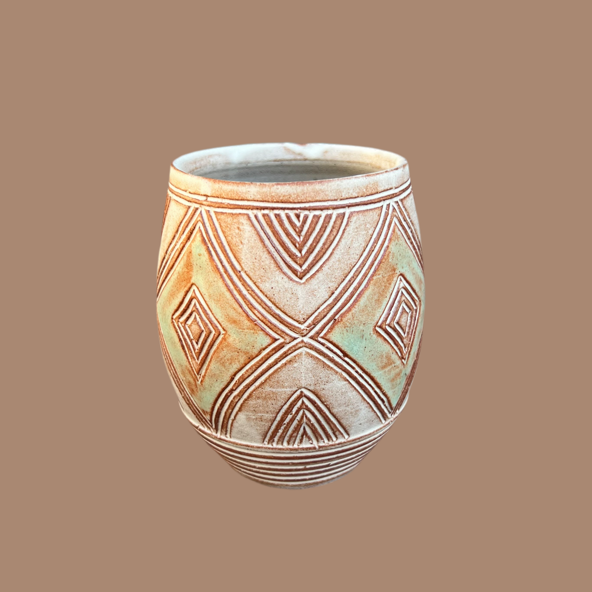彫刻されたコーヒーカップ