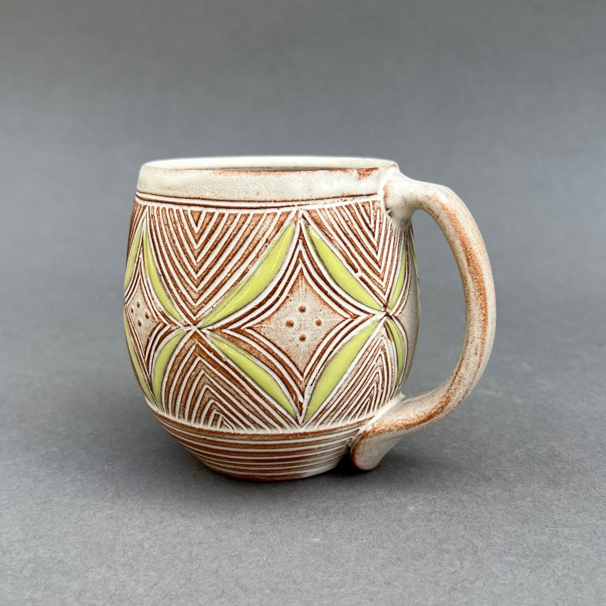 彫刻されたコーヒーカップ