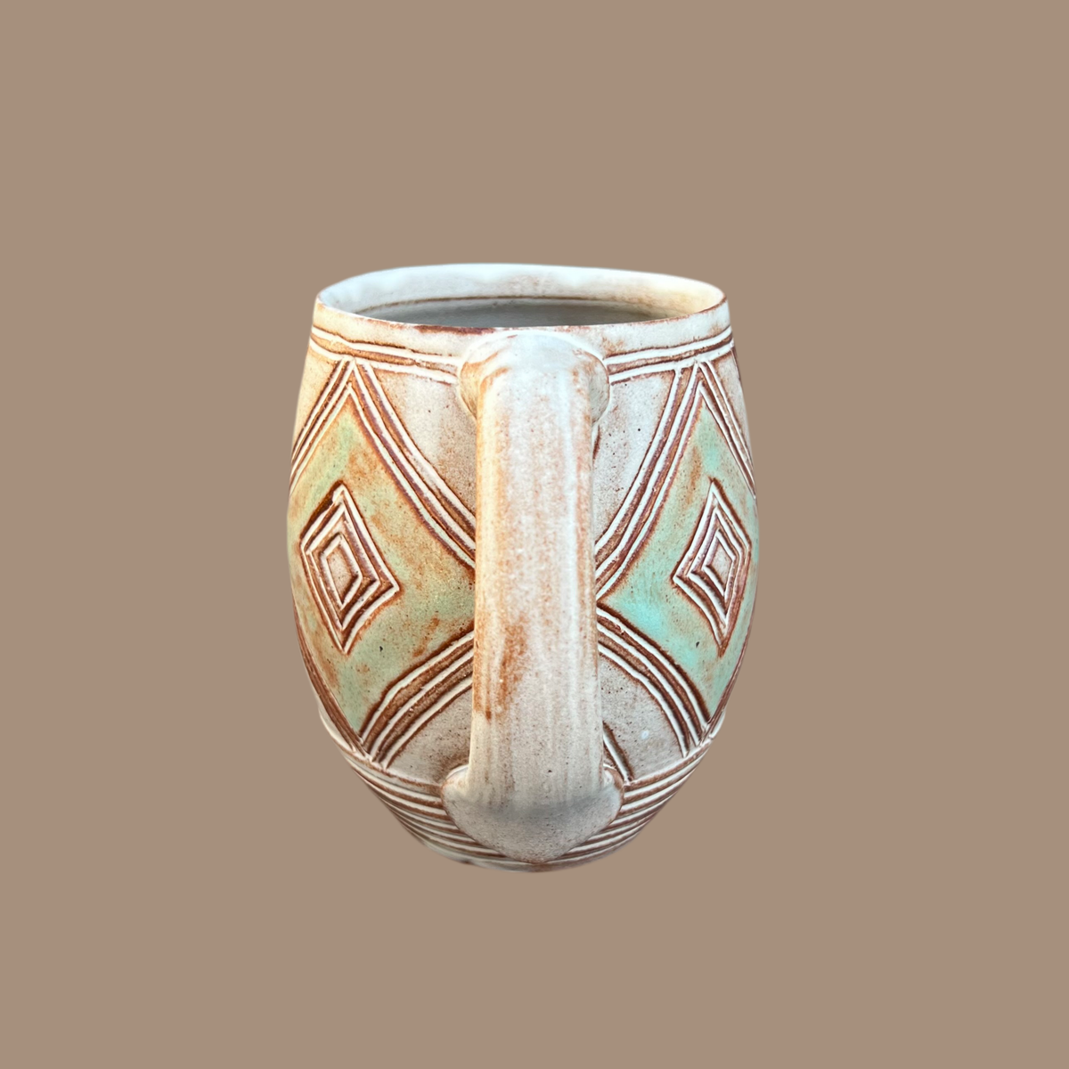 彫刻されたコーヒーカップ