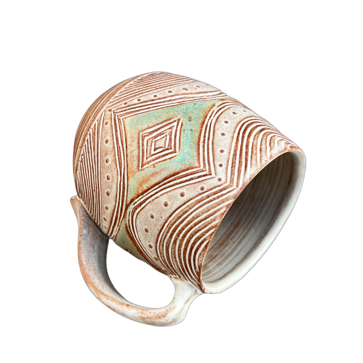 彫刻されたコーヒーカップ