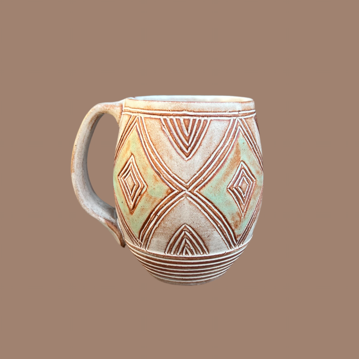 彫刻されたコーヒーカップ