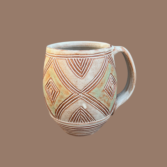 彫刻されたコーヒーカップ