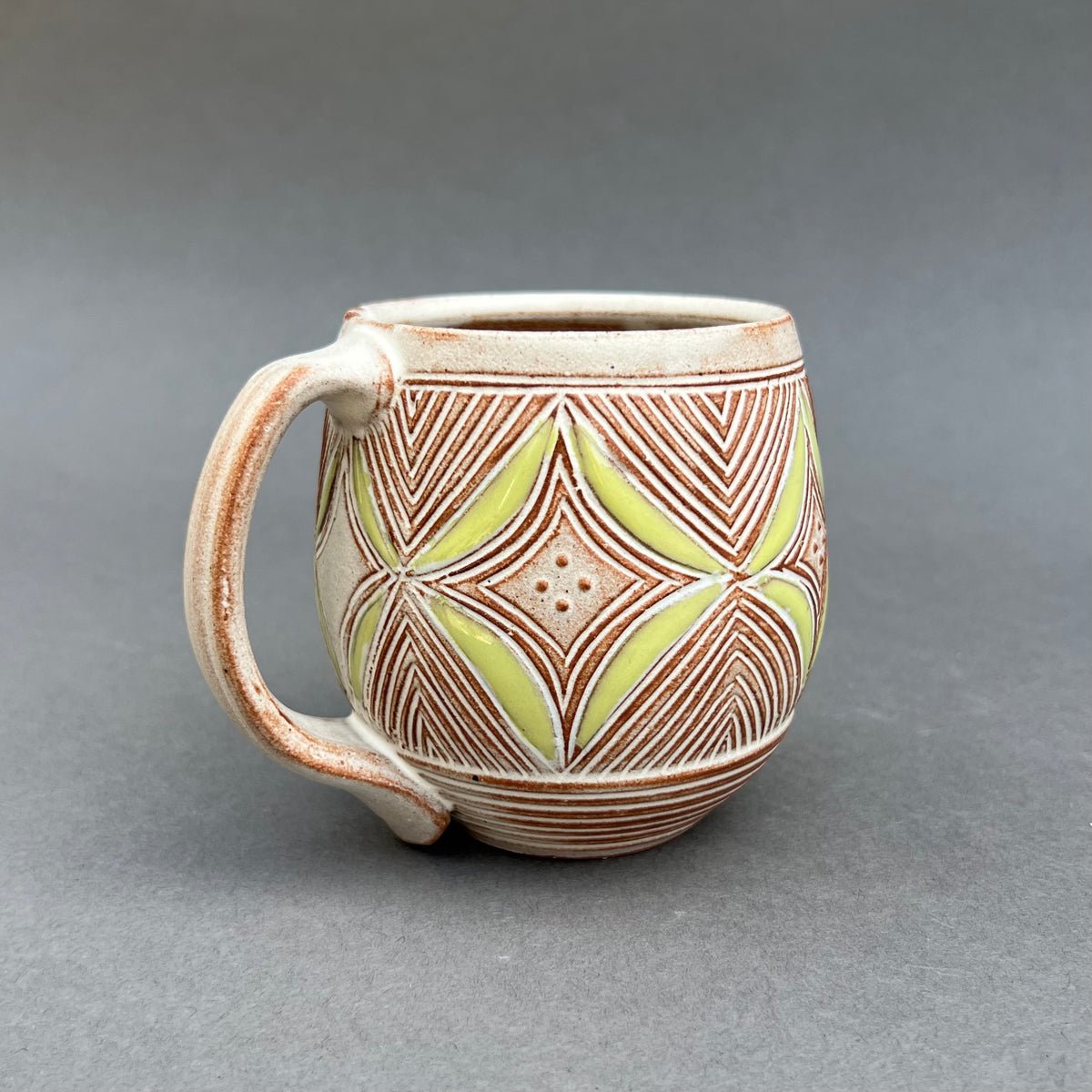 彫刻されたコーヒーカップ
